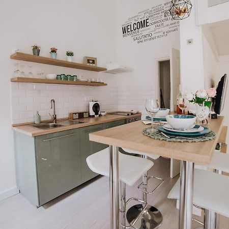 Comfy Apartment At New York Cafe With Aircon Budapest Esterno foto