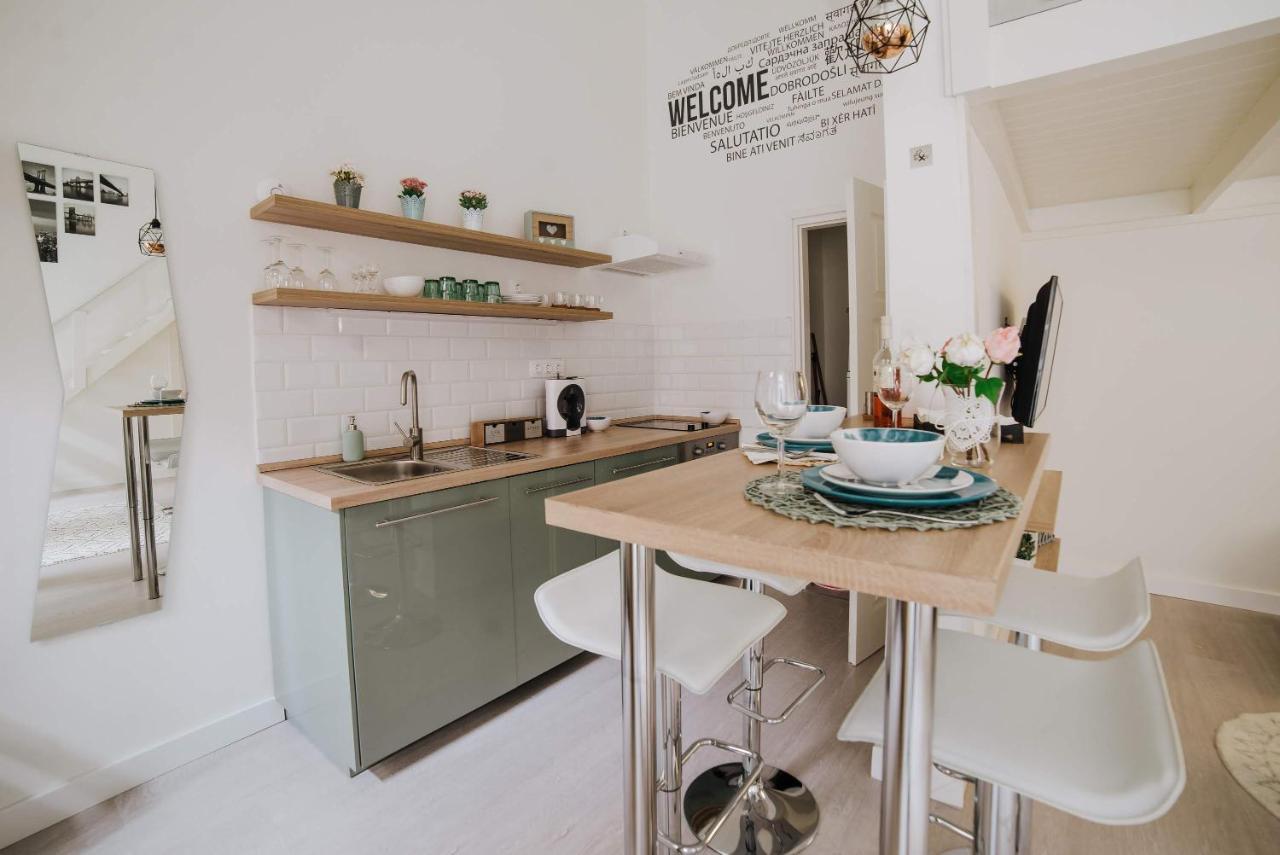 Comfy Apartment At New York Cafe With Aircon Budapest Esterno foto