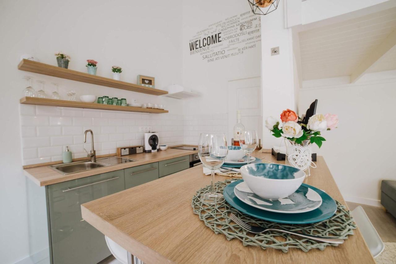 Comfy Apartment At New York Cafe With Aircon Budapest Esterno foto