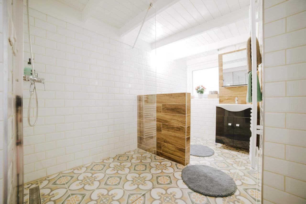 Comfy Apartment At New York Cafe With Aircon Budapest Esterno foto